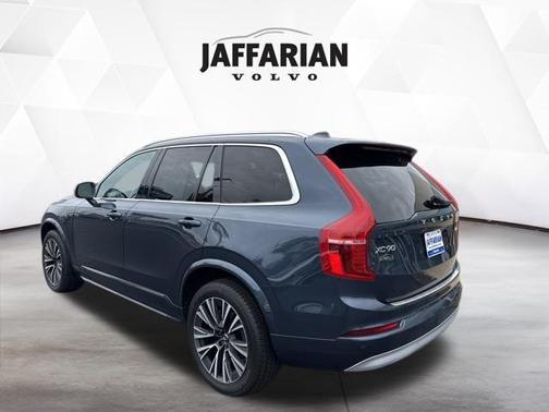 2022 Volvo XC90 T6 Momentum 7 Passenger
