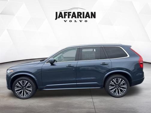 2022 Volvo XC90 T6 Momentum 7 Passenger