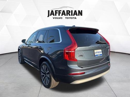 2022 Volvo XC90 T6 Momentum 7 Passenger