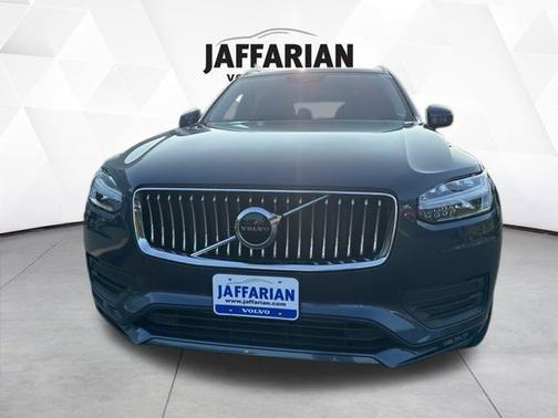2022 Volvo XC90 T6 Momentum 7 Passenger