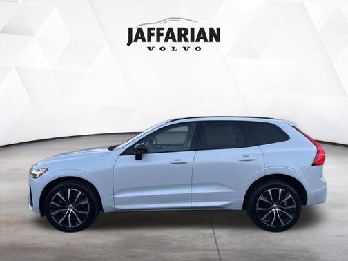 2023 Volvo XC60 B5 Plus Dark Theme