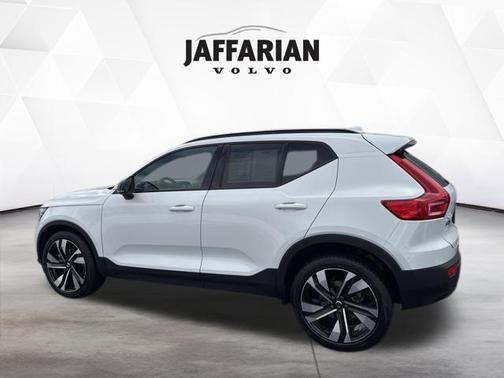 2023 Volvo XC40 B5 Plus Dark Theme