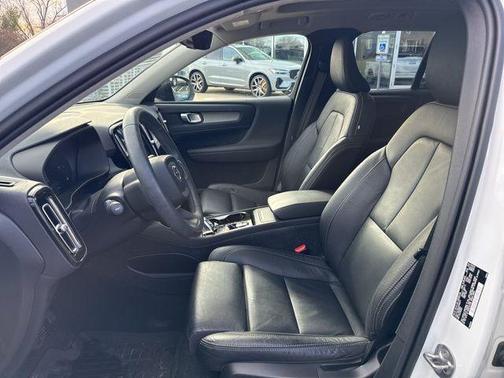 2023 Volvo XC40 B5 Plus Dark Theme