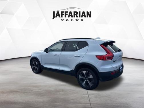 2023 Volvo XC40 B5 Plus Dark Theme