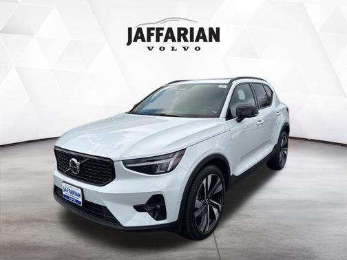 2023 Volvo XC40 B5 Plus Dark Theme