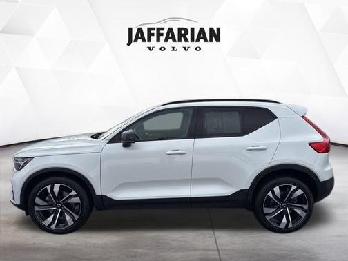2023 Volvo XC40 B5 Plus Dark Theme