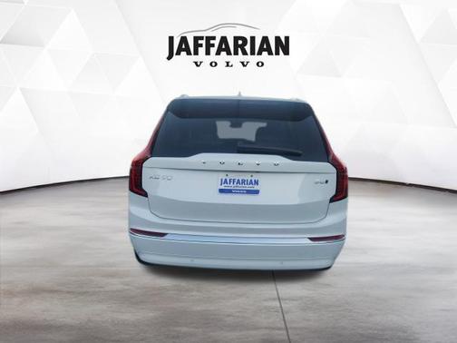 Crystal White Pearl 2026 Volvo XC90 B6 Ultra