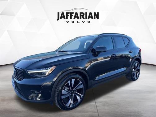 2025 Volvo XC40 B5 Plus Dark Theme