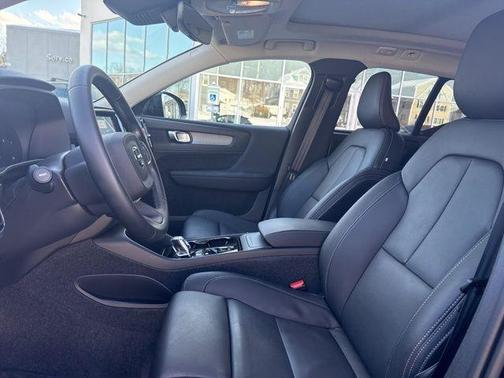 2025 Volvo XC40 B5 Plus Dark Theme