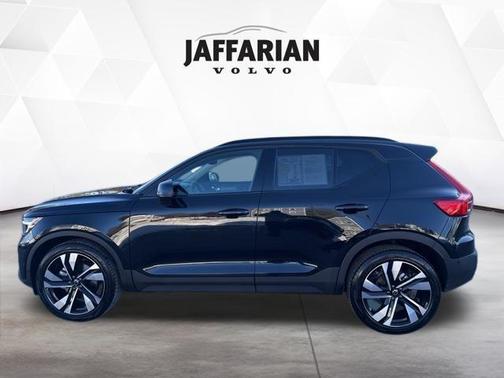2025 Volvo XC40 B5 Plus Dark Theme