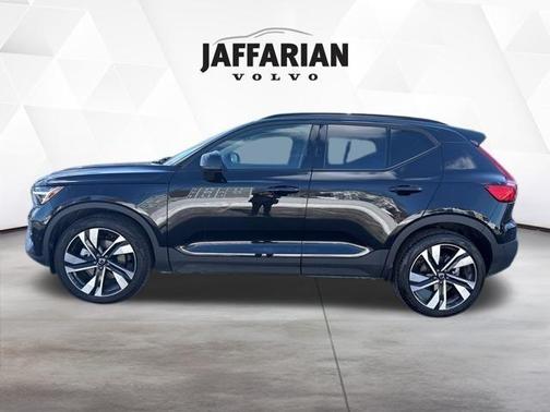 2025 Volvo XC40 B5 Plus Dark Theme