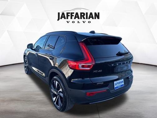 2025 Volvo XC40 B5 Plus Dark Theme