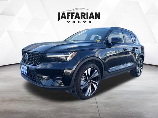 2025 Volvo XC40 B5 Plus Dark Theme
