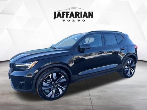 2025 Volvo XC40 B5 Plus Dark Theme