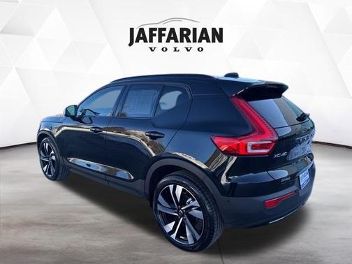 2025 Volvo XC40 B5 Plus Dark Theme