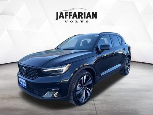 2025 Volvo XC40 B5 Plus Dark Theme