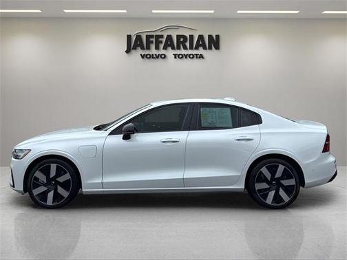 2024 Volvo S60 Recharge Plug-In Hybrid T8 Ultimate Dark Theme