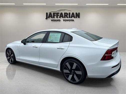 2024 Volvo S60 Recharge Plug-In Hybrid T8 Ultimate Dark Theme