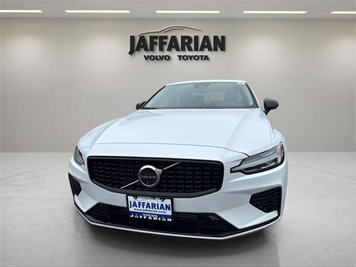 2024 Volvo S60 Recharge Plug-In Hybrid T8 Ultimate Dark Theme