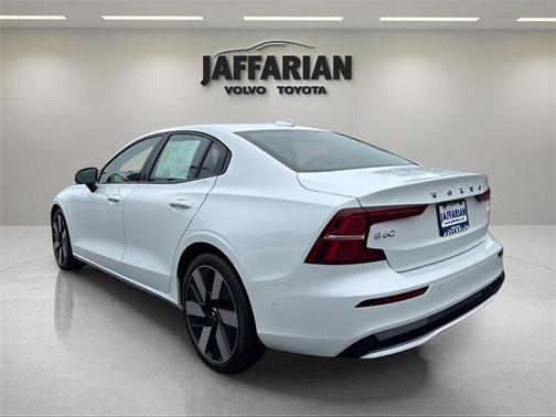 2024 Volvo S60 Recharge Plug-In Hybrid T8 Ultimate Dark Theme