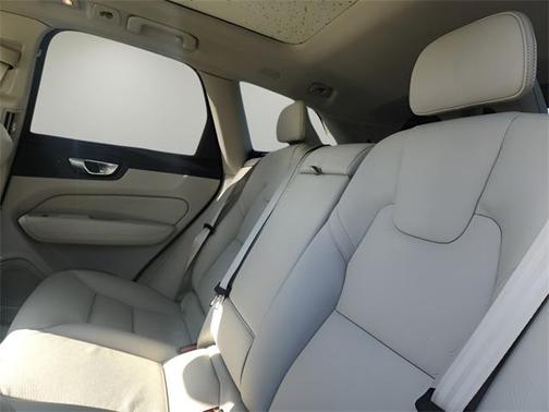 2025 Volvo XC60 Plug-In Hybrid T8 Plus