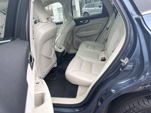 2022 Volvo XC60 B5 Momentum