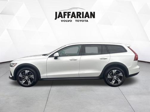 2024 Volvo V60 Cross Country B5 Plus