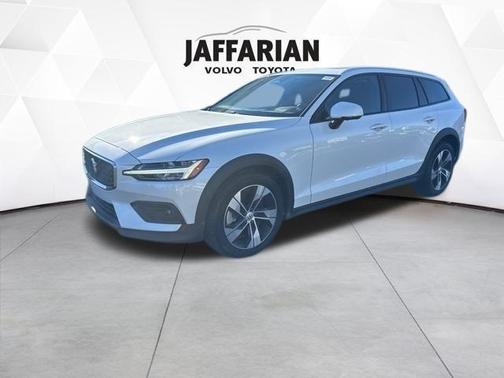 2024 Volvo V60 Cross Country B5 Plus