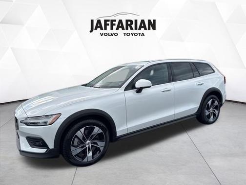 2024 Volvo V60 Cross Country B5 Plus