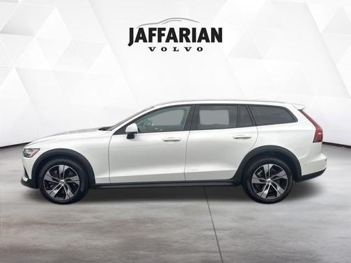 2024 Volvo V60 Cross Country B5 Plus