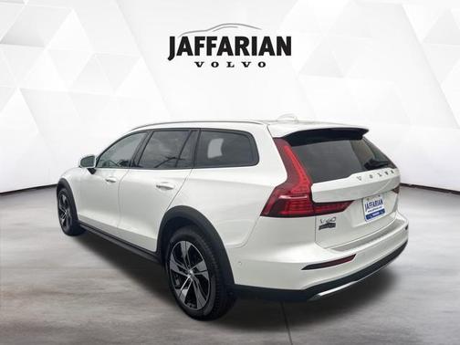 2024 Volvo V60 Cross Country B5 Plus