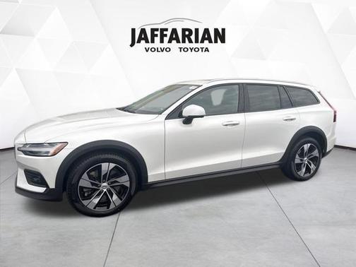 2024 Volvo V60 Cross Country B5 Plus