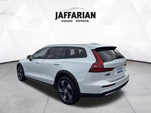 2024 Volvo V60 Cross Country B5 Plus