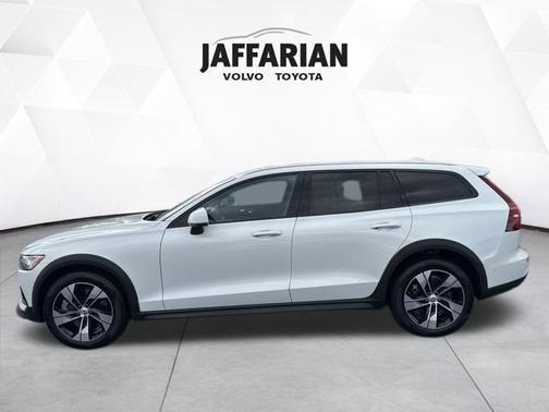 2024 Volvo V60 Cross Country B5 Plus