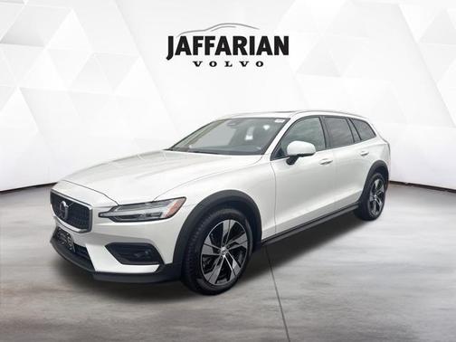2024 Volvo V60 Cross Country B5 Plus