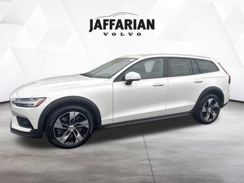 2024 Volvo V60 Cross Country B5 Plus