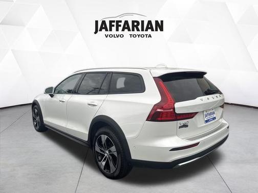 2024 Volvo V60 Cross Country B5 Plus