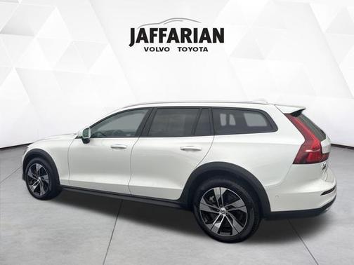 2024 Volvo V60 Cross Country B5 Plus