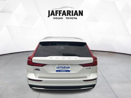 2024 Volvo V60 Cross Country B5 Plus