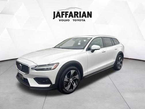 2024 Volvo V60 Cross Country B5 Plus