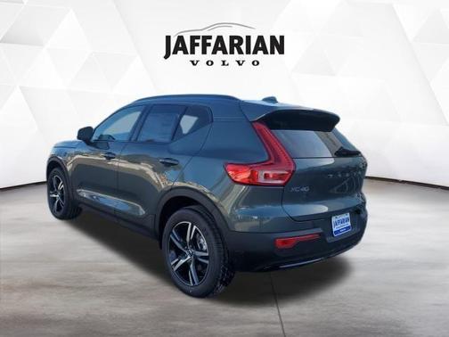 2026 Volvo XC40 B5 Core