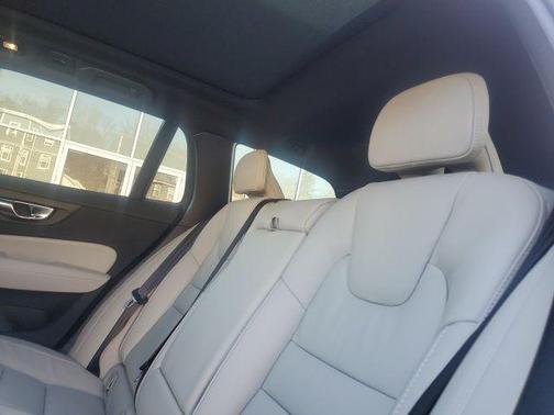 Crystal White Pearl 2026 Volvo V60 Cross Country B5 Ultra