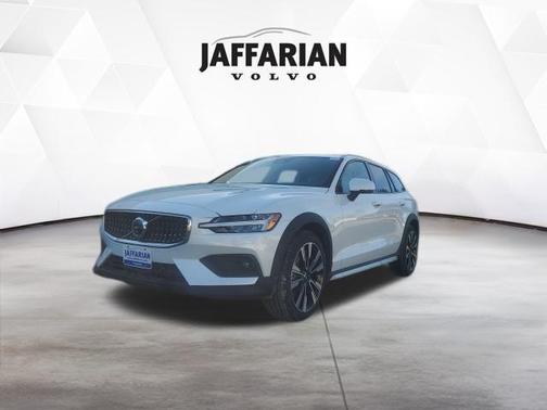 Crystal White Pearl 2026 Volvo V60 Cross Country B5 Ultra