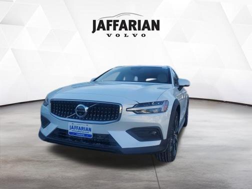 Crystal White Pearl 2026 Volvo V60 Cross Country B5 Ultra