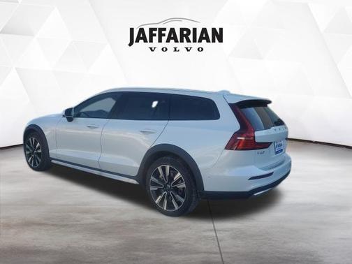 Crystal White Pearl 2026 Volvo V60 Cross Country B5 Ultra