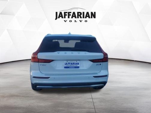 Crystal White Pearl 2026 Volvo V60 Cross Country B5 Ultra