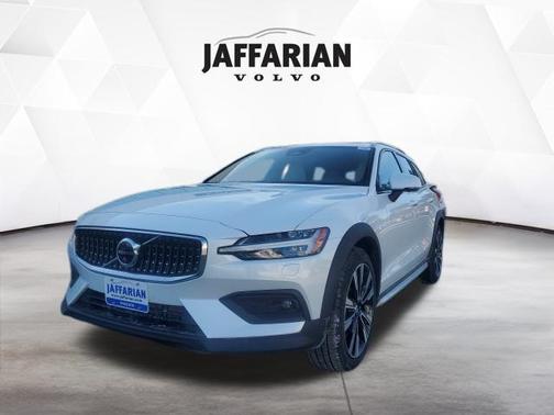 Crystal White Pearl 2026 Volvo V60 Cross Country B5 Ultra