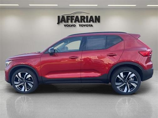 2025 Volvo XC40 B5 Plus Dark Theme