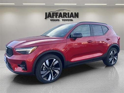 2025 Volvo XC40 B5 Plus Dark Theme