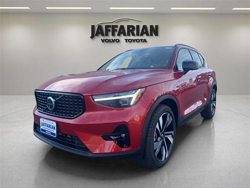 2025 Volvo XC40 B5 Plus Dark Theme